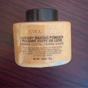 Makeup Revolution Luxury Baking Powder in Warm Gold
